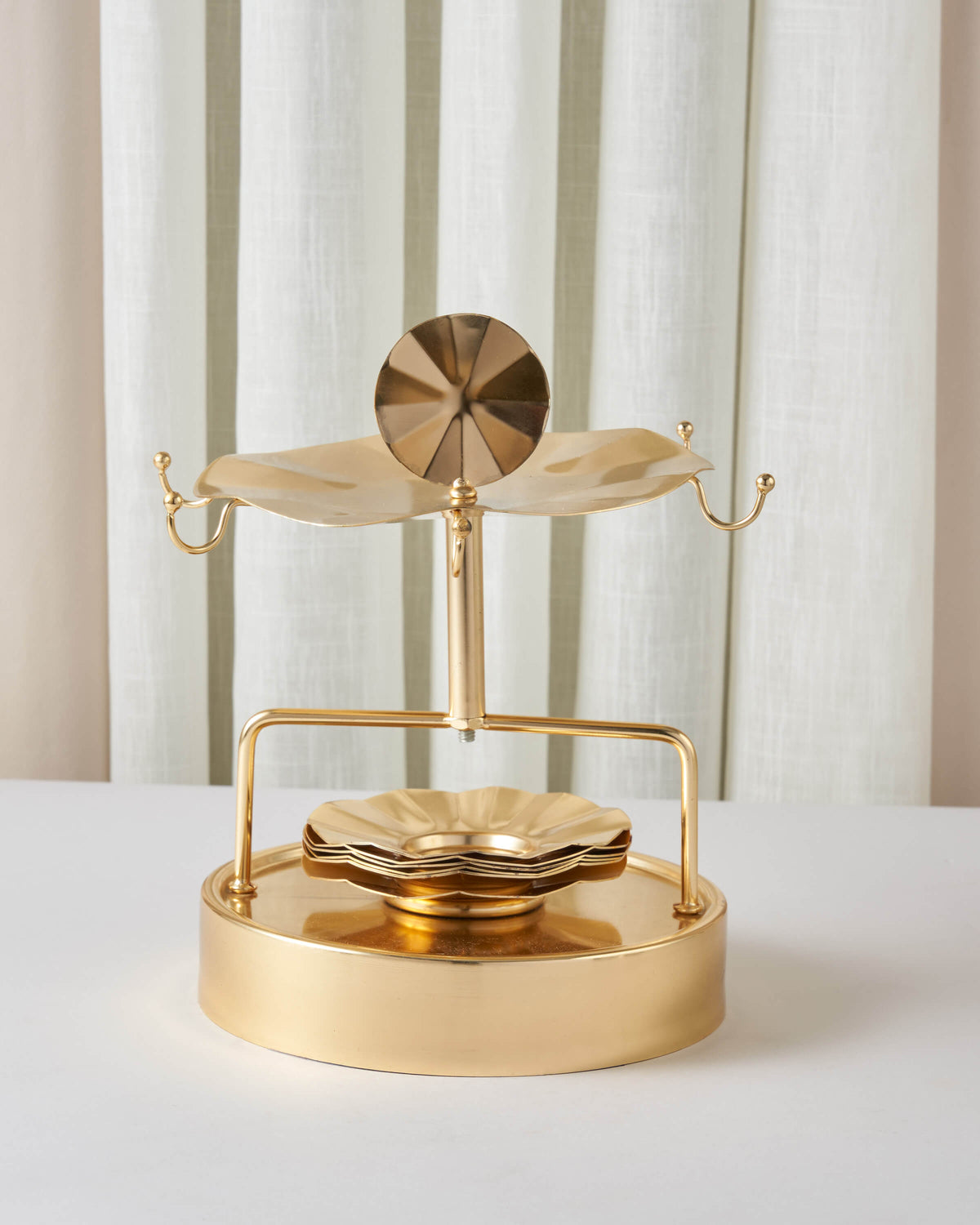 Fluted Estakana Holder with 6 Saucers — Gold, detail