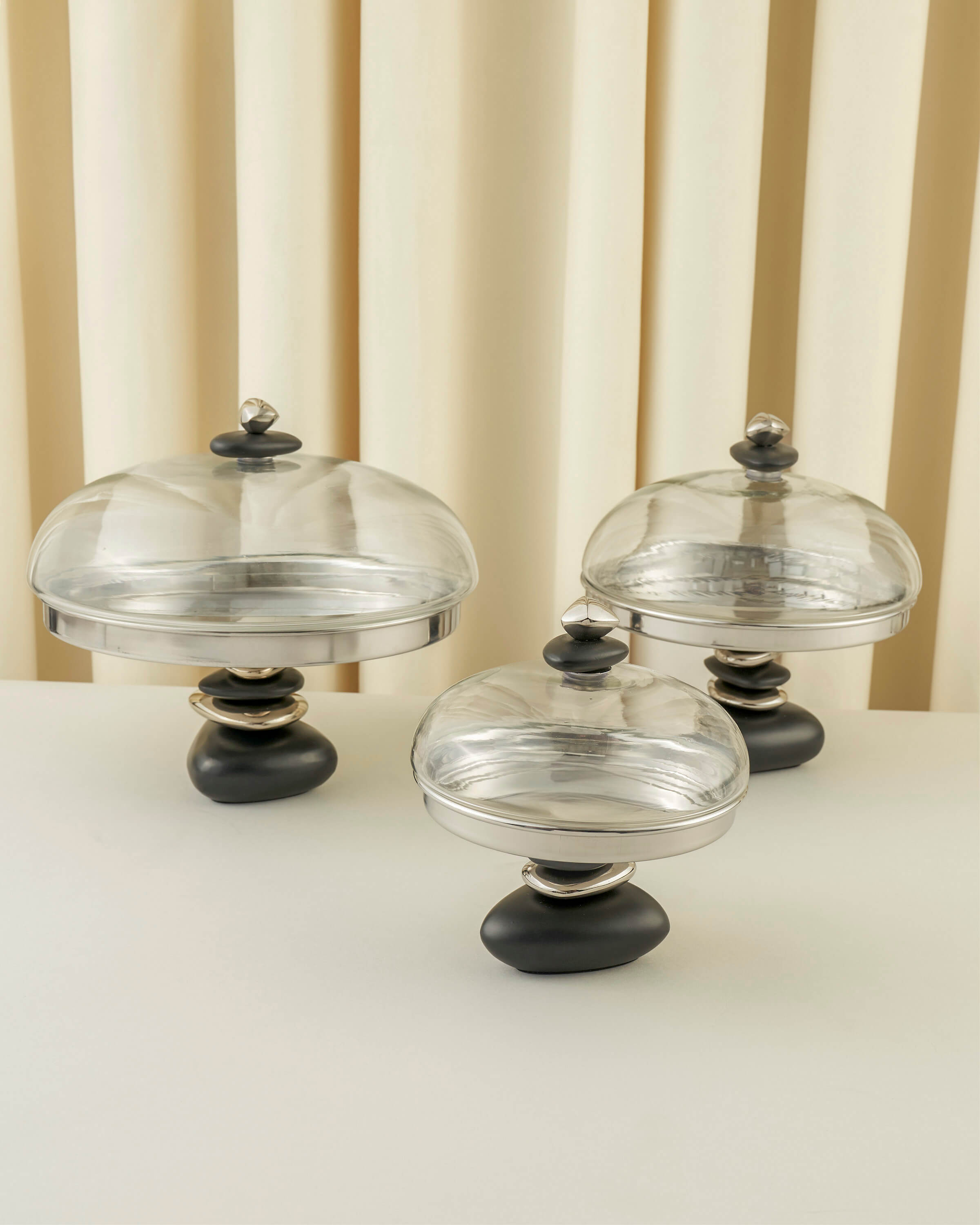 "Rawasi" Footed Flat Plate with Glass Dome – 3 Sizes
