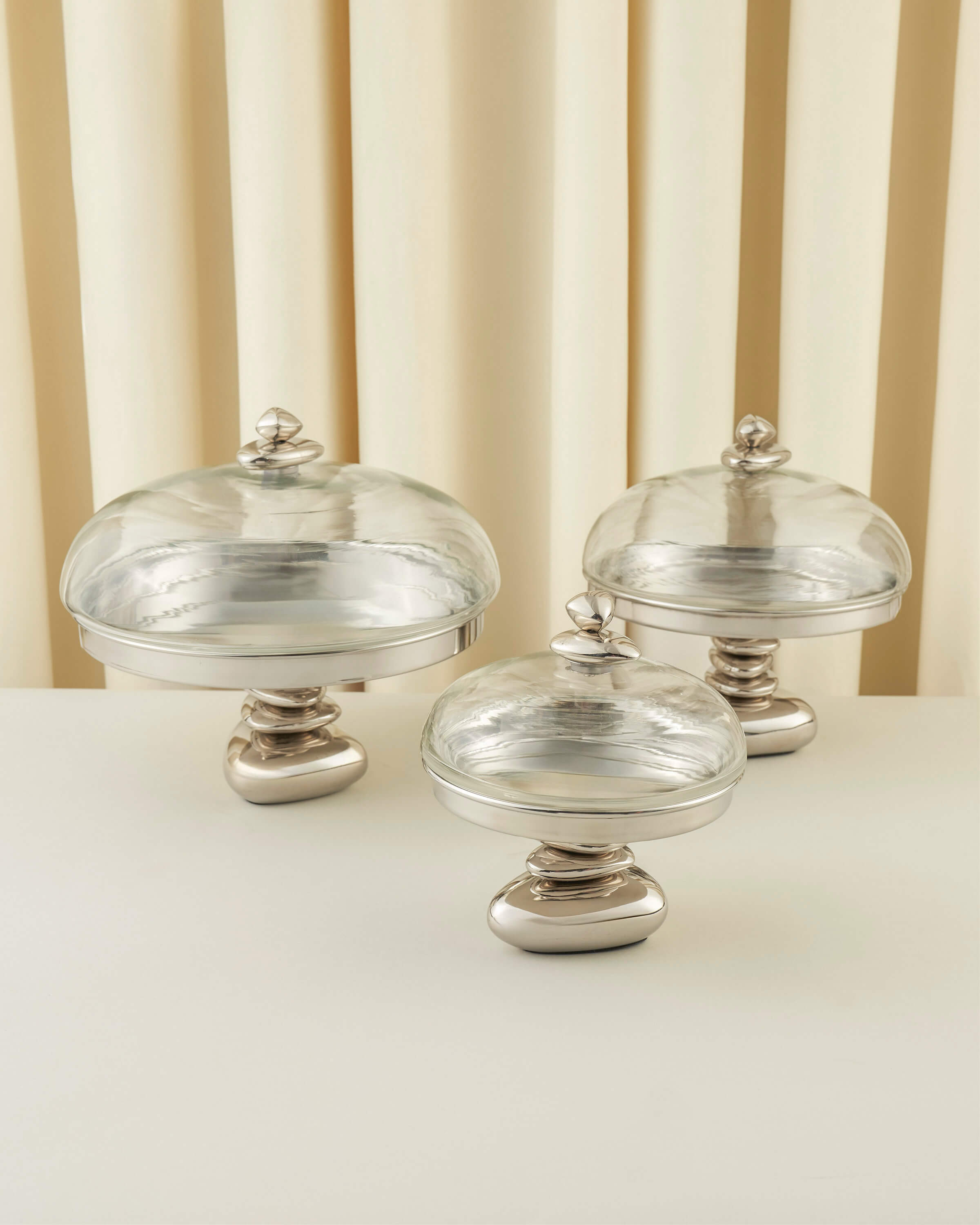"Rawasi" Footed Flat Plate with Glass Dome – 3 Sizes